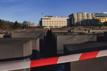 Die Bundesanwaltschaft hat die Ermittlungen zu einer Messerattacke am Holocaust-Denkmal übernommen.