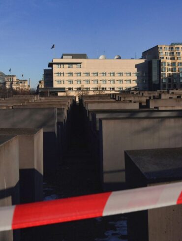 Die Bundesanwaltschaft hat die Ermittlungen zu einer Messerattacke am Holocaust-Denkmal übernommen.