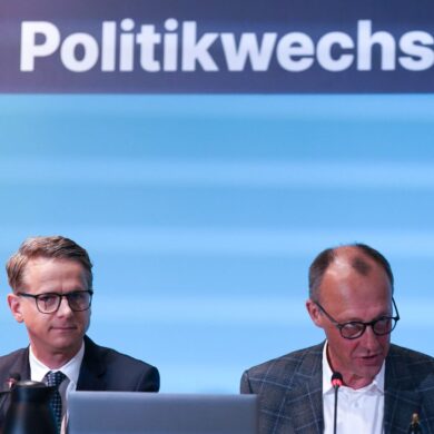 Die CDU will auf ihrem Wahlparteitag am Montag in Berlin ein Sofortprogramm beschließen, in dem sie den Bürgerinnen und Bürgern aus ihrer Sicht wichtige Punkte für den versprochenen Politikwechsel verspricht. Damit wollen die Christdemokraten in der Schlussphase des Wahlkampfs punkten. (Archivfoto)
