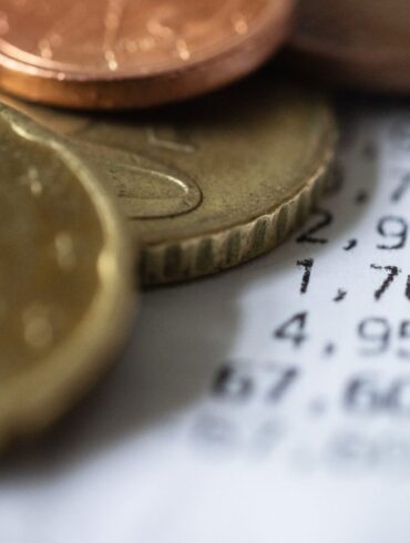 Höhere Inflationsraten schmälern die Kaufkraft von Verbraucherinnen und Verbrauchern (Symbolbild)
