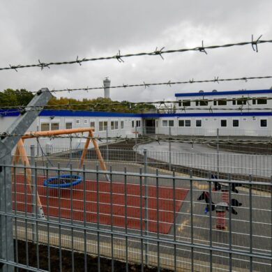Stacheldraht umgibt die Container des Ausreisegewahrsams am Hamburger Flughafen. (Archivbild)