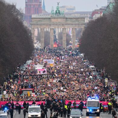 Zahlreiche Menschen demonstrieren in Berlin für die "Brandmauer", also eine Abgrenzung der Union zur AfD.
