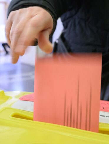 Manche haben schon gewählt, doch viele wissen noch nicht, wo sie am Sonntag ihr Kreuz machen werden. (Symbolbild)