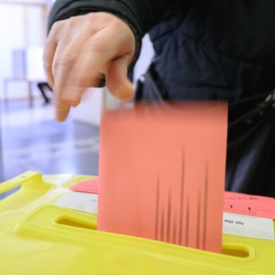 Manche haben schon gewählt, doch viele wissen noch nicht, wo sie am Sonntag ihr Kreuz machen werden. (Symbolbild)