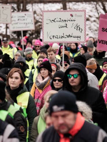 Gedrückte Stimmung zu Beginn der Tarifverhandlungen: Die Gewerkschaften gedachten der Opfer von München.
