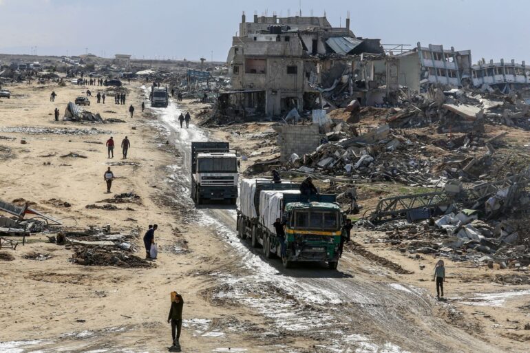 Lastwagen mit humanitären Hilfsgütern im Gazastreifen. (Archivbild)