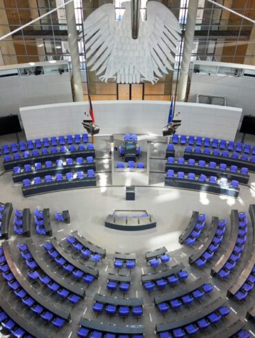 Im Bundestag muss umgebaut werden. Es gibt weniger Sitze und Parteien im neugewählten Parlament.
