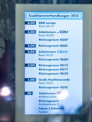 Der Wegweiser in der CDU-Zentrale (Konrad-Adenauer-Haus), wo die erste Runde der Koalitionsverhandlungen von Union und SPD stattfindet (Archivfoto)