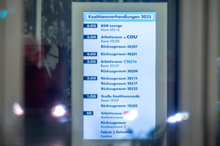 Der Wegweiser in der CDU-Zentrale (Konrad-Adenauer-Haus), wo die erste Runde der Koalitionsverhandlungen von Union und SPD stattfindet (Archivfoto)