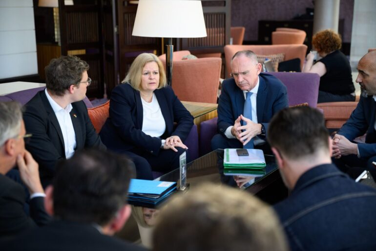 Nancy Faeser (SPD), geschäftsführende Bundesministerin für Inneres und Heimat, und Gerhard Karner (ÖVP), Innenminister von Österreich, informieren in einem Hotel in Amman die Mitglieder ihrer Delegationen über den Abbruch ihrer Reise nach Damaskus.