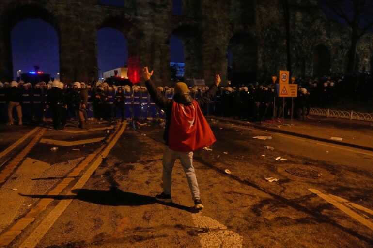 Bei landesweiten Protesten in der Türkei allein am Freitagabend sind mehr als 340 Menschen festgenommen worden.