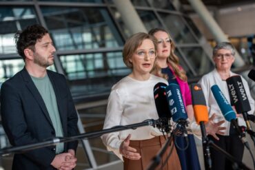 Die Grünen machen Druck auf Union und SPD.