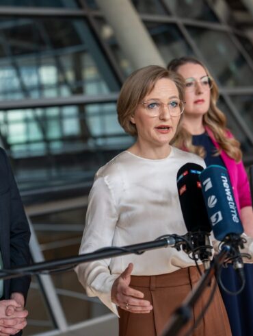 Die Grünen machen Druck auf Union und SPD.