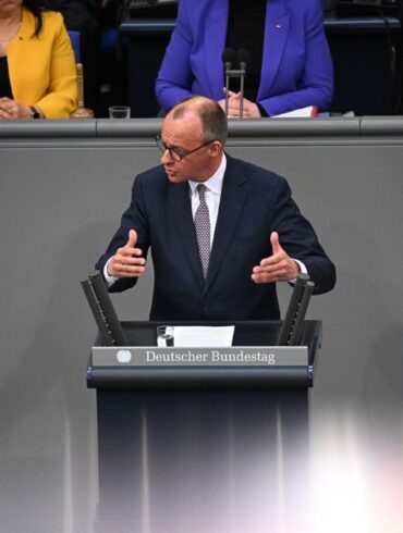 Ohne Reformen und Sparen geht es auch mit dem Milliarden-Paket nicht, meint Merz.