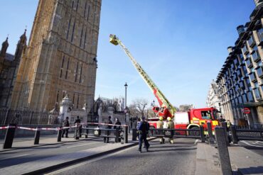 Großeinsatz in London: Ein Mann ist auf den Turm mit der Glocke Big Ben geklettert.