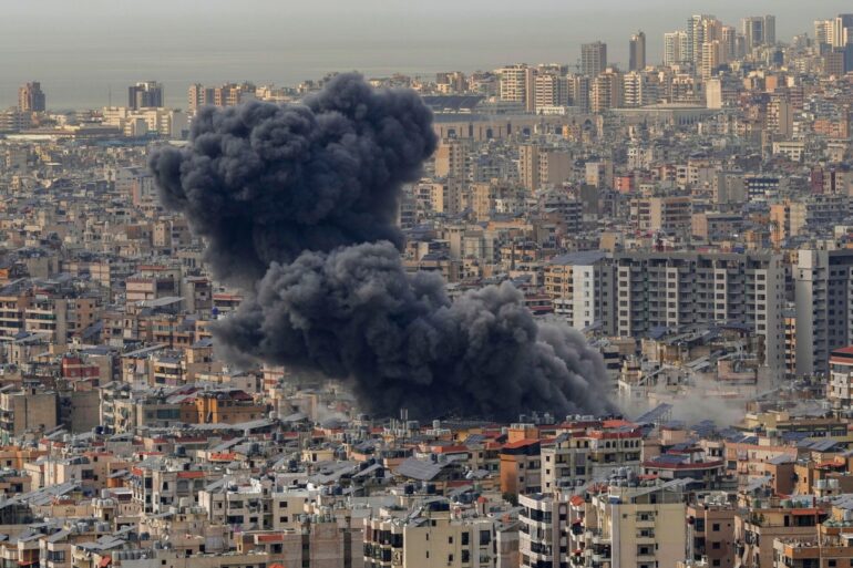 Nach Angaben der israelischen Armee soll ein Drohnenlager der Hisbollah angegriffen worden sein.