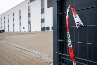 Noch in der Nacht stellten Spezialisten der Mordkommission Spuren am Tatort sicher.