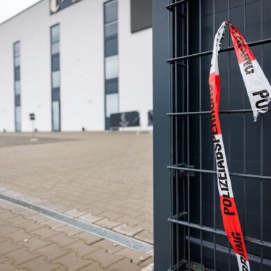 Noch in der Nacht stellten Spezialisten der Mordkommission Spuren am Tatort sicher.