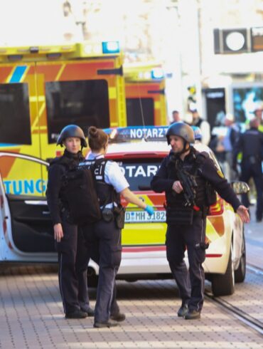 In der Mannheimer Innenstadt ist ein Fahrzeug in eine Menschenmenge gefahren. Dabei kamen zwei Menschen ums Leben.