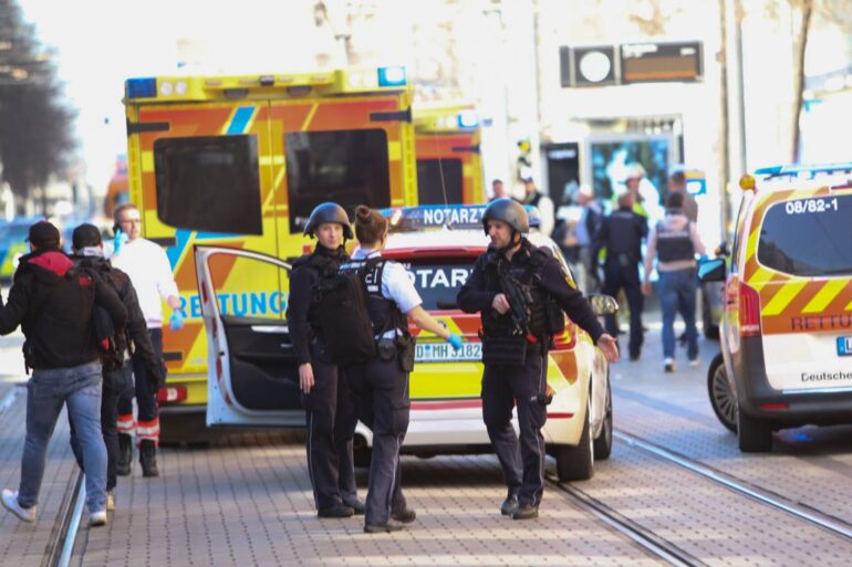 In der Mannheimer Innenstadt ist ein Fahrzeug in eine Menschenmenge gefahren. Dabei kamen zwei Menschen ums Leben.