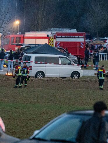 Polizei und Einsatzkräfte stehen nach einem Zwischenfall am Rand einer Feier. Bei einer großen Feier unter freiem Himmel im oberpfälzischen Parsberg ist ein Mann getötet worden.