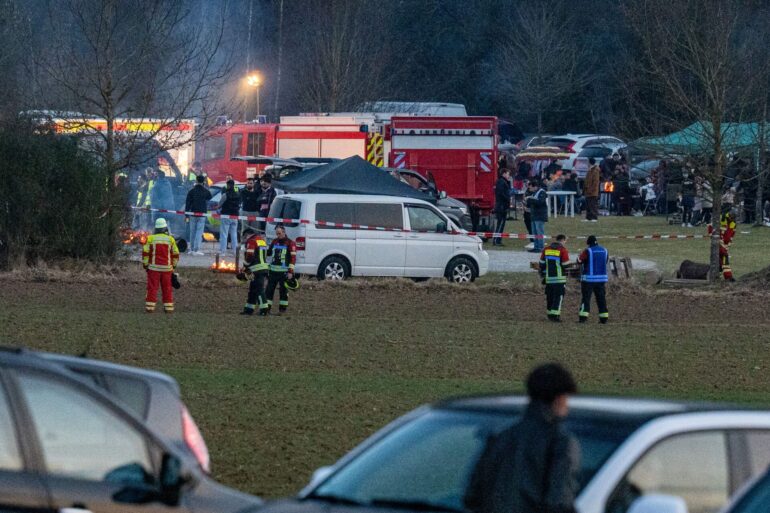 Polizei und Einsatzkräfte stehen nach einem Zwischenfall am Rand einer Feier. Bei einer großen Feier unter freiem Himmel im oberpfälzischen Parsberg ist ein Mann getötet worden.