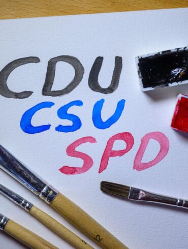 In den Koalitionsverhandlungen sollen die Arbeitsgruppen bis Montagnachmittag schriftlich die Ergebnisse ihrer Beratungen abliefern. (Symbolbild)