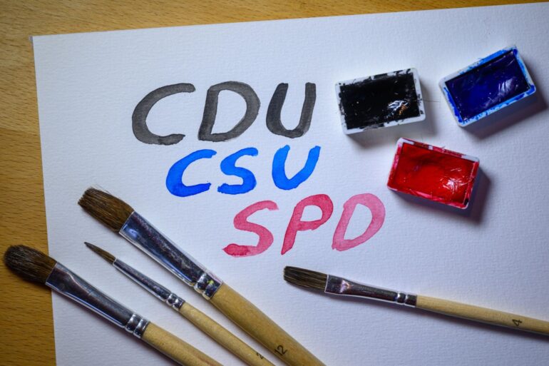 In den Koalitionsverhandlungen sollen die Arbeitsgruppen bis Montagnachmittag schriftlich die Ergebnisse ihrer Beratungen abliefern. (Symbolbild)