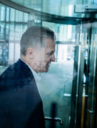 Unions-Vertreter Thorsten Frei auf dem Weg zur nächsten Verhandlungsrunde in der SPD-Zentrale.