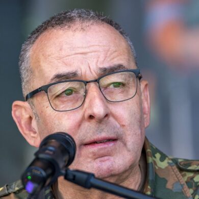 Dass der Generalinspekteur der Bundeswehr, General Carsten Breuer, bei einer Sicherheitstagung von Verfassungsschutz und Wirtschaftsvertretern spricht, zeigt, dass innere und äußere Sicherheit heute nicht mehr getrennt betrachtet werden. (Archivfoto)