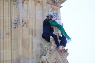 Barfuß war der Mann mit der Flagge auf den Turm geklettert.