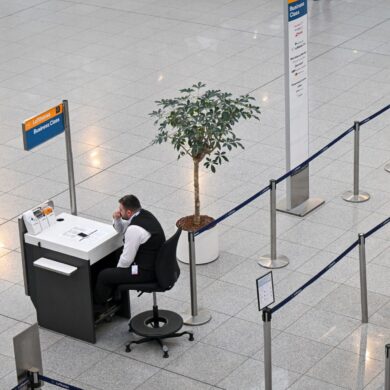 Seit 0.00 Uhr sind Beschäftigte aus dem öffentlichen Dienst der Flughafenbetreiber, den Bodenverkehrsdiensten und den Luftsicherheitsbereichen in verschiedenen Tarifkonflikten im Ausstand.