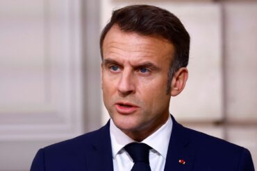 Frankreichs Präsident Macron will bei einem Friedensschluss in der Ukraine als Sicherheitsgarantie auch Truppen dorthin entsenden. (Archivbild)