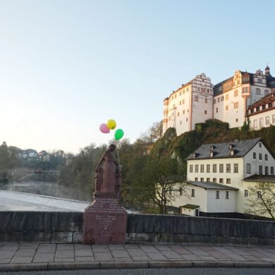 Ab vielen Orten der Stadt bewegen sich bunte Luftballons im Wind. Es wird gehofft, den sehr schreckhaften Jungen durch die bunten Reize aus einem möglichen Versteck locken zu können.