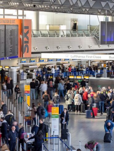 Mehr als 500.000 Flugpassagiere können ihre Reisen am Montag nicht wie geplant antreten.
