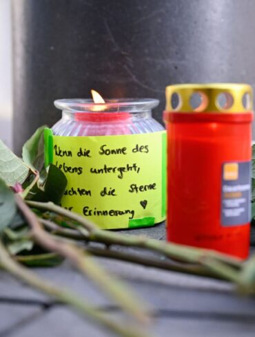 Mit Blumen und Kerzen wird nach der Todesfahrt der Opfer gedacht.