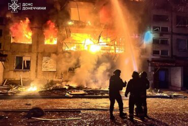 Bei neuen russischen Luftangriffe auf die Bergbaustadt Dobropillja starben viele Menschen.