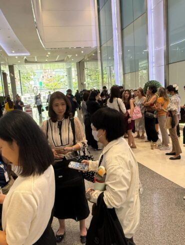 In einem Bürogebäude in Bangkok warten evakuierte Mitarbeiter darauf, wieder zur Arbeit zurückkehren zu können.