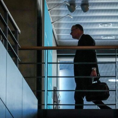 CDU-Chef Friedrich Merz kommt zu den Sondierungsgesprächen von Union und SPD.