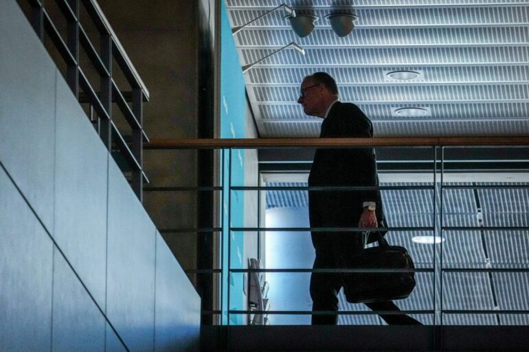 CDU-Chef Friedrich Merz kommt zu den Sondierungsgesprächen von Union und SPD.