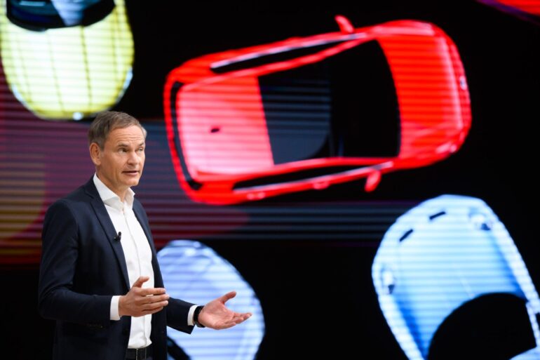VW-Chef Blume verkündet einen Gewinneinbruch.