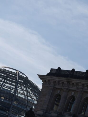 Der neue Bundestag ist schon gewählt. Der alte kommt aber für umstrittene Beschlüsse zur Schuldenbremse noch einmal zusammen.