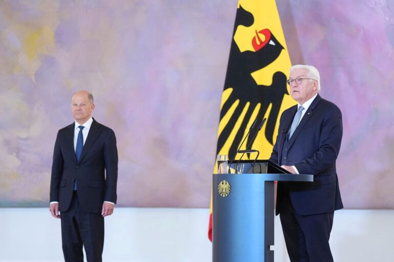 Scholz erhält Entlassungsurkunde.