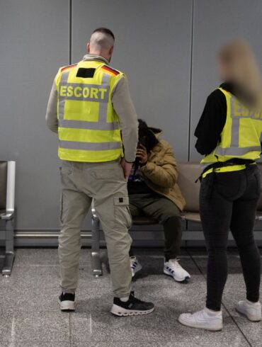 Nach Angaben der EU-Kommission kehrt nur etwa jeder fünfte abgelehnte Asylbewerber in seine Heimat zurück. (Archivbild)