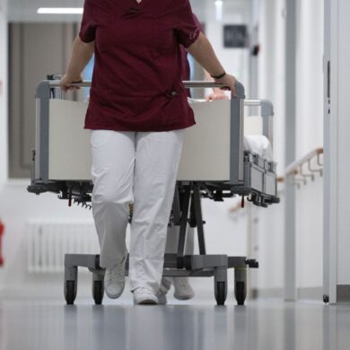 Beschäftigte in kommunalen Kliniken sind für Donnerstag zum Warnstreik aufgerufen. (Archivbild)