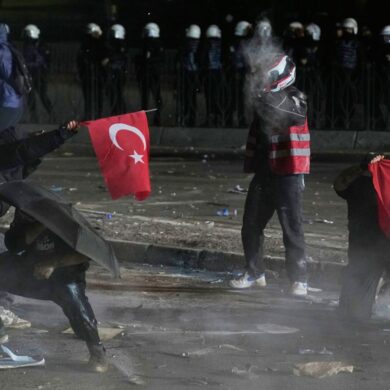 Erneut zogen Zehntausende durch Istanbul, um gegen die Inhaftierung von Imamoglu zu protestieren.