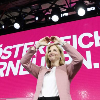 Die liberalen Neos segnen als letzter Partner die Dreier-Koalition von ÖVP, SPÖ und Neos in Österreich ab