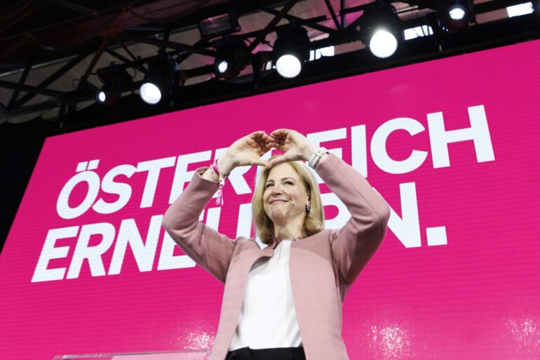 Die liberalen Neos segnen als letzter Partner die Dreier-Koalition von ÖVP, SPÖ und Neos in Österreich ab