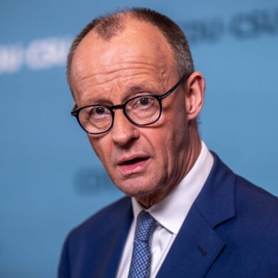 Der Bundestag will heute ein Riesen-Schuldenpaket beschließen. Gibt der Bundesrat auch grünes Licht, dürfte das auch schnelle neue Hilfen für die Ukraine bedeuten. Kündigt der Unionsfraktionschef an.