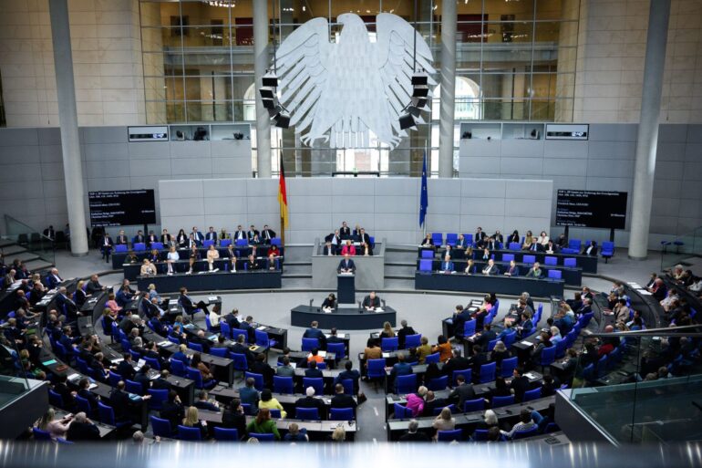 Bundestag und Bundesrat sollen in dieser Woche über das Milliarden-Finanzpaket von Union und SPD entscheiden.